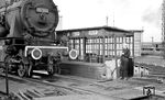 Auch als Drehscheibenwärterin wurden Frauen während des Krieges eingesetzt. Im Bw Düsseldorf Abstellbf wird 56 344 vom Bw Düsseldorf-Derendorf in die richtige Position gebracht. (18.02.1941) <i>Foto: RBD Wuppertal (Eckler)</i>
