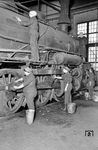 Pflegearbeiten an einer französischen Beutelok im Bw Düsseldorf Abstellbf. Das Bild scheint vom Fotografen der RBD Wuppertal wohl bewusst so inszeniert worden zu sein.  (18.02.1941) <i>Foto: RBD Wuppertal (Eckler)</i>