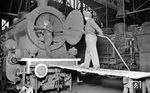 Ausblasen der Rohre an einer preußischen G 8¹ im Bw Düsseldorf Abstellbf. Die Reichsbahn suchte zwar mit aufwändigen Anwerbeaktionen Frauen, um den Männermangel wettzumachen, eine solche Arbeit versprach allerdings keinen großen Werbeeffekt. Zudem widersprach das Bild einer berufstätigen Frau dem Frauenbild im Nationalsozialismus, da man in der Berufstätigkeit der Frauen ihre Gebärfreude gefährdet sah. In der Realität des Krieges hatten die Frauen schließlich Doppelbelastungen zu ertragen, hart zu arbeiten, sich in körperlich anstrengenden Berufen abzurackern und mussten nebenher noch die Kinder erziehen und den Haushalt versorgen.  (18.02.1941) <i>Foto: RBD Wuppertal (Eckler)</i>