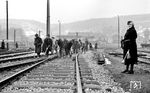 Eine Gleisbaurotte unter dem Schutz eines weiblichen Sipo in Steinbeck. Aufällig ist, das die Rotte im Frühjahr 1941 noch weitgehend ohne Kriegsgefangene oder Zwangsarbeiter auskommt. Dies sollte sich im Verlauf des Krieges grundlegend ändern. Inbesondere erfolgte im Dezember 1941 die Verpflichtung aller Bewohner der besetzten Ostgebiete, Arbeiten für die Besatzer zu verrichten. Davon betroffen waren Männer bis zum Alter von 65 Jahren und Frauen zwischen 15 und 45 Jahren. Im Sommer 1942 wurde zusätzlich für alle Jugendlichen zwischen 18 und 20 Jahren ein zweijähriger Pflichtdienst eingeführt. Ab Februar 1942 kamen die ersten Zwangsarbeiter aus dem Osten ins Deutsche Reich und damit auch zur Reichsbahn. Im Frühjahr 1943 beschäftigte die Deutsche Reichsbahn rund 37.000 Zwangsarbeiter/innen. (1941) <i>Foto: RBD Wuppertal (Eckler)</i>