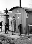 Der Schrankenposten 7 bei Oberdüssel an der Bahnstrecke von Wuppertal-Vohwinkel nach Steele Hbf war im Kriegsjahr 1941 fest in weiblicher Hand, auch wenn der Auftritt nicht unbedingt der Dienstkleidungsordnung der Reichsbahn entsprach. (1941) <i>Foto: RBD Wuppertal (Eckler)</i>