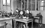 Blick in die Fernschreibstelle der RBD Wuppertal, wo fleißige Hände gerade Telegramme absetzen. Die Morse-Telegraphen konnten Nachrichten auf einem Papierstreifen allerdings nur in Punkten und Strichen absenden. Die Damen mussten daher den Morsecode beherrschen, um die in Klarschrift verfassten Nachrichten an die entsprechenden Bahndienststellen zu versenden. (1941) <i>Foto: RBD Wuppertal (Eckler)</i>