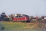 220 070 vor E 2541 bei Löhne-Gohfeld auf dem Weg nach Hameln. (23.10.1975) <i>Foto: Wolfgang Bügel</i>