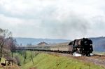 01 0533 mit D 199 (Frankfurt/M - Frankfurt/O) bei Ronshausen. Wenige Wochen später endete zum Sommerfahrplan 1973 der Einsatz der Erfurter Schnellzugloks nach Bebra. (16.04.1973) <i>Foto: Robin Fell</i>