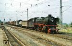 Die Osnabrücker 41 360 fährt mit einem Güterzug auf der "Rollbahn" durch den Bahnhof Ostercappeln. Wegen der Tag und Nacht ständig rollenden Güterzüge in der Nachkriegszeit erhielt die Bahnstrecke zwischen Ruhrgebiet und Hamburg damals den Spitznamen. (13.08.1968) <i>Foto: Robin Fell</i>
