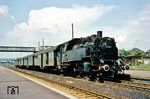 64 220 (Bw Heilbronn) vor einem Personenzug im Bahnhof Bad Friedrichshall-Jagstfeld. Die Lok schied bereits 1965 aus dem Betriebsdienst aus. (10.06.1963) <i>Foto: Robin Fell</i>