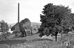 Aus der Gegenrichtung erschien in Hof-Moschendorf 044 834 (Bw Weiden/Oberpf) mit einem Güterzug auf der Bildfläche, der in Kürze sein Ziel in Hof erreichen wird. (14.07.1971) <i>Foto: Wolfgang Bügel</i>