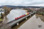 1266 416 (mit 185 209) befördert den umgeleiteten GAG 44959 (Nürnberg Rbf - Linz Stahlwerke) über die hochwasserführende Naab in Schwandorf. (12.02.2026) <i>Foto: Joachim Schmidt</i>