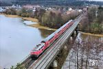 218 432 fährt mit RE 4863 nach München über die Naabbrücke kommend in den Bahnhof Schwandorf ein. (12.02.2026) <i>Foto: Joachim Schmidt</i>