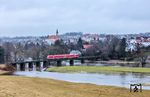 Über die hochwasserführende Waldnaab rollt ein 612 als RB 63388 zwischen den Stationen Neustadt an der Waldnaab und Altenstadt (Waldnaab). (13.02.2026) <i>Foto: Joachim Schmidt</i>