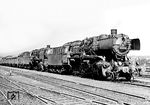 50 2508 vom Bw Aschaffenburg leistet 50 1027 vom Bw Darmstadt-Kranichstein Vorspann vor einem Güterzug in Hanau Nord. (08.04.1957) <i>Foto: Thomas A. Wilson</i>