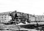 44 462 (Bw Hanau) vor einem Güterzug in Hanau. (08.1957) <i>Foto: Thomas A. Wilson</i>