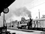 95 031 (Bw Aschaffenburg) schiebt einen Güterzug im Bahnhof Laufach über die Spessartrampe nach. Am 26. August 1957 wurde der elektrische Betrieb auf Spessartrampe aufgenommen. Den Schiebebetrieb übernahmen Loks der Baureihe E 50. Die Baureihe 95 bei der DB wurde komplett entbehrlich. 95 031 wurde am 18.10.1957 z-gestellt und am 25.04.1958 ausgemustert.  (27.04.1957) <i>Foto: Thomas A. Wilson</i>