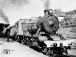 Probefahrt einer Henschel-Exportlok nach Ägypten im Bahnhof Hann. Münden. Die Lok besaß einen Belpairekessel mit stählerner Feuerbüchse und eine Ölfeuerung. Ihr Dienstgewicht betrug 70 t, der Tender fasste 25 m³ Wasser und 11 m³ Öl. Die Höchstgeschwindigkeit betrug 75 km/h. Henschel baute 20 Lokomotiven, 20 weitere wurden in England und Ungarn gebaut. (1950) <i>Foto: Werkfoto</i>