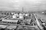 Blick auf das damals größte Tanklager der BV-ARAL am Hafen in Gelsenkirchen. Über 160 Millionen Liter Kraftstoff konnten hier gelagert werden. Der Transport und die Verteilung fand über die Verladestellen für Schiff und Kesselwagen (rechts) statt. (1958) <i>Foto: Werkfoto</i>