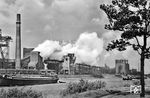 Ein für das frühere Ruhrgebiet typisches Bild wie die Fördertürme der Zechen waren die weißen Löschwolken der Kokereien. Die Kokerei diente hauptsächlich der Kokserzeugung für die Stahlindustrie. Daneben wurden Produkte wie Gas, Benzol, Ammoniak und Teer gewonnen. In Deutschland waren 2026 noch fünf Kokereien in Betrieb: Die Kokerei Prosper in Bottrop, Schwelgern (Duisburg), Huckingen (Duisburg), Zentralkokerei Saar (Dillingen) und Salzgitter. Das Bild zeigt die bereits 1967 stillgelegte Kokerei Nordstern der Gelsenkirchener Bergwerks AG, direkt am Rhein-Herne-Kanal in Gelsenkirchen gelegen. (1957) <i>Foto: BD Essen</i>