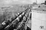 Kesselwagen im ARAL-Tanklager in Duisburg Wanheimerort mit einem Fassungsvermögen von 31 Millionen Litern. (03.1954) <i>Foto: Werkfoto</i>