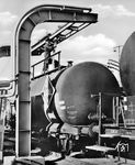 Kesselwagen-Betankung im ARAL-Tanklager in Duisburg Wanheimerort.  (03.1954) <i>Foto: Werkfoto</i>