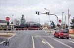 52 8079 der Leipziger Dampf KulTour passiert mit einem Sonderzug von Dresden nach Königsbrück den Bahnübergang zwischen Grünberger Str./Bahnhofsstraße und Bundesstraße 97 in der Bahnhofseinfahrt nach Ottendorf-Okrilla. (15.02.2026) <i>Foto: Joachim Schmidt</i>