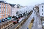 Blick aus dem Landratsamt in Schmölln auf 35 1097, die mit Sonderzug DRC 93579 nach Gera (- Nürnberg) durch die Neue Schloßstraße dampft. (17.02.2026) <i>Foto: Joachim Schmidt</i>