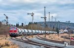 Mit einer Verspätung von 303 Minuten verlässt 232 529 mit dem beladenen Dolomitzug DGS 55182 nach Brandenburg (Havel) den Bahnhof Wünschendorf (Elster). (17.02.2026) <i>Foto: Joachim Schmidt</i>
