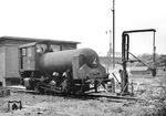 Die feuerlose Dampfspeicherlok Nr. 2 der BASF (eine Gilli-Hochdrucklok der Wiener Lokomotivfabrik Floridsdorf (WLF), Baujahr 1944) an der werksinternen Befüllungssäule im Werk Ludwigshafen (Rhein). Solche Lokomotiven wurden meist in explosionsgefährdeten Umgebungen, wie z.B. in der chemischen Industrie eingesetzt. (1953) <i>Foto: Werkfoto</i>