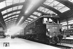 E 05 103 (Bw Leipzig Hbf West) vor einem Eilzug in Magdeburg Hbf. Sie war die einzige der drei Versuchslokomotiven, die für 130 km/h (statt 110 km/h) zugelassen war. Im Vergleich mit dem Betriebsprogramm der E 04 beförderte sie 400-t-Schnellzüge und 300-t-Personenzüge auf der Strecke Leipzig—Dessau—Magdeburg sowie 600-t-Schnellzüge auf der Bahnstrecke Magdeburg—Halle (S)—Leipzig, wobei die E 04 aufgrund besserer Laufeigenschaften die E 05 hinter sich lassen konnte. (1934) <i>Foto: RVM</i>