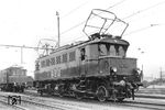 E 05 103 während einer Zugpause im Gleisvorfeld des Magdeburger Hauptbahnhofs. Die Lok war nach der Abnahmeuntersuchung durch das RAW Dessau ab 08.11.1933 dem Bw Leipzig Hbf West zugeteilt. Im Dienstplan 8 wurde sie mit den Loks der Baureihe E 04 auf der Relation Leipzig—Dessau—Magdeburg—Halle (Saale)—Leipzig verwendet. Dahinter wartet die abgebügelte E 04 06 auf die Rückleistung nach Leipzig. (1934) <i>Foto: DLA Darmstadt (Maey)</i>