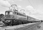 Kurz nach ihrer Gründung im Jahr 1949 startete die Deutsche Bundesbahn ein ehrgeiziges Programm zur Elektrifizierung aller wichtigen Fern- und Hauptabfuhrstrecken. Ein Weiterbau der Vorkriegsmodelle kam wegen der zwischenzeitlich eingetretenen technischen Weiterentwicklung nicht mehr in Betracht. Zum Vergleich verschiedener Fahrzeugkonzepte und zur gründlichen Vorerprobung der neuen Bauteile wurden ab Dezember 1950 fünf Versuchs-Lokomotiven der neuen Baureihe E 10 bestellt, wobei das Hauptaugenmerk dem Antrieb galt. E 10 003 von Henschel/SSW war mit Siemens Gummiringfeder-Antrieb ausgerüstet. Die Nürnberger Maschine ist hier während der Erprobung durch das BZA München unterwegs. (1953) <i>Foto: Engels</i>