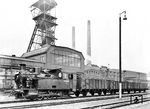 Die 1939 bei Esslingen gebaute Lok Nr. 37 mit einem Om-Wagenzug der Reichsbahn in der Gutehoffnungshütte in Oberhausen.  (1940) <i>Foto: Werkfoto</i>