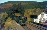 Für gesunde Luft sorgte die Durchfahrt der 042 245 vor Sonderzug D 28127 bei Elleringhausen im Sauerland. (26.10.1975) <i>Foto: Wolfgang Bügel</i>