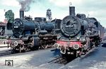 38 2767 (Bw Lübeck) und 38 2607 (Bw Neumünster) warten im Bw Kiel auf neue Aufgaben. (10.1962) <i>Foto: Rolf Hahmann</i>