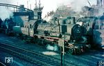 38 3198 (Bw Düsseldorf Abstellbf) wartet im Bw Hagen-Eckesey auf die Abfahrt zum Hauptbahnhof. Daneben steht eine 23er, im Hintergrund 57 3010. (03.1962) <i>Foto: Rolf Hahmann</i>