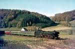042 245 vor Sonderzug D 28127 nach Warburg im Hoppecketal bei Messinghausen. (26.10.1975) <i>Foto: Wolfgang Bügel</i>