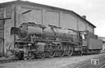 Nach Ende der Abschlußarbeiten an der Bekohlungsanlage und Löschegrube fuhren die Hofer 01 am Schuppen vorbei auf die Drehscheibe. Diese Stelle neben dem Schuppen war stets ein beliebtes Motiv im Bw Hof, wo diesmal 001 187 "erlegt" wurde. (15.07.1971) <i>Foto: Wolfgang Bügel</i>