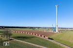 Am 2. März 2026 sollte dieses Windrad bei Anröchte endmontiert werden. Da dazu schwere Kräne genutzt werden, um die tonnenschweren Bauteile wie die Rotorblätter in große Höhen zu heben, sind die Windgeschwindigkeiten ein Hauptfaktor für die Sicherheit bei den Arbeiten. An diesem Tag mussten die Montagearbeiten eingestellt werden, da die Windgeschwindigkeiten den Grenzwert von 5 m/s (ca. 20 km/h) überschritten. An der Baustelle rollt WLE 51 mit einem Steinzug aus dem Warsteiner Steinbruch vorbei. (02.03.2026) <i>Foto: Joachim Schmidt</i>