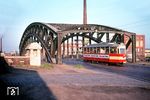 Tw 3558 (LHB, Baujahr 1952) auf der Linie 19 an der Liebigbrücke in Hamburg-Billbrook. Im Hintergrund ist das heute stillgelegte Palmolivewerk zu sehen. (08.1968) <i>Foto: Jürgen Hagemann</i>