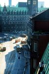 Straßenbahnen und Busse in der Mönckebergstraße vor dem Hamburger Rathaus. (05.1976) <i>Foto: Jürgen Hagemann</i>