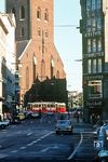 Eine Straßenbahn an der Hauptkirche Sankt Petri an der Mönckebergstraße, dessen 132 m hoher Kirchturm nicht ganz aufs Bild passte. (05.1976) <i>Foto: Jürgen Hagemann</i>