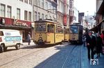 Zwei Straßenbahnwagen zwängen sich durch die Flensburger Hauptverkehrsachse Große Straße (Holm), die heute größtenteils Fußgängerzone ist. (05.1973) <i>Foto: Jürgen Hagemann</i>
