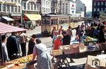 Markttag in der Großen Straße in Flensburg. Im Hintergrund ist Tw 38 zum Ostseebadweg unterwegs. (05.1973) <i>Foto: Jürgen Hagemann</i>