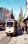 Straßenbahnzug mit Bw 101 auf der Fahrt zum DB-Bahnhof vor der St. Marien Kirche in der Großen Straße in Flensburg. (05.1973) <i>Foto: Jürgen Hagemann</i>