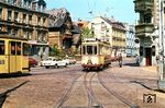 Begegnung der Straßenbahnwagen 35 und 42 in der Apenrader Straße in Flensburg. (05.1973) <i>Foto: Jürgen Hagemann</i>