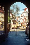 Begegnung zweier Straßenbahnen am Nordermarkt in Flensburg, der heute auto- und straßenbahnfrei ist. (05.1973) <i>Foto: Jürgen Hagemann</i>