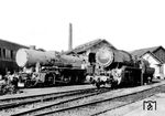Ab 1943 wurde neben der Baureihe 52 eine zweite Serie von Kriegslokomotiven aufgelegt, die mehrere Verbesserungen am Lauf- und Triebwerk gegenüber der BR 52 aufwies. Henschel lieferte 1943 zwei Baumusterlokomotiven 42 0001 und 0002, die versuchsweise einen Brotankessel der Wiener Lokfabrik Floridsdorf erhielten. Dort steht 42 0001 neben einer unbekannten 52er. (07.1943) <i>Foto: RVM (Werkfoto)</i>