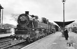 Die seit 14.10.1950 beim Bw Siegen stationierte 82 025 auf Probefahrt vor einem planmäßigen Personenzug aus Betzdorf (Sieg) in Siegen Hbf. (11.1950) <i>Foto: Werkfoto</i>