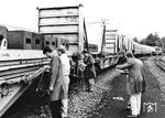 Nach Ende einer Meßfahrt wird die Verkabelung an den Versuchswagen im BZA Minden (Westf) entfernt. Die Beladung der Wagen wurde durch Gewichtssteine simuliert. Als Zuglok diente 103 118. (1981) <i>Foto: Krieger</i>