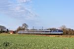 Auf dem Weg nach Krefeld schiebt 111 130 die RB 89418 bei Meerbusch-Osterrath. (27.02.2026) <i>Foto: Zeno Pillmann</i>