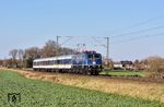 Mit einem grüßenden Lokführer eilt TRI 111 054 mit RB 89421 nach Neuss bei Meerbusch-Osterrath vorbei. (03.03.2026) <i>Foto: Zeno Pillmann</i>