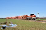 WLE 56 (Vossloh, Baujahr 2017) mit einem Leerzug nach Warstein zwischen Beckum und Wadersloh. Die WLE befördert jährlich rund 1,2 Millionen Tonnen Güter, vornehmlich Kalkstein und Zement, auf ihrem eigenen, rund 120 km langen Streckennetz vom Sauerland bis nach Münster (Westf). (25.02.2026) <i>Foto: Zeno Pillmann</i>